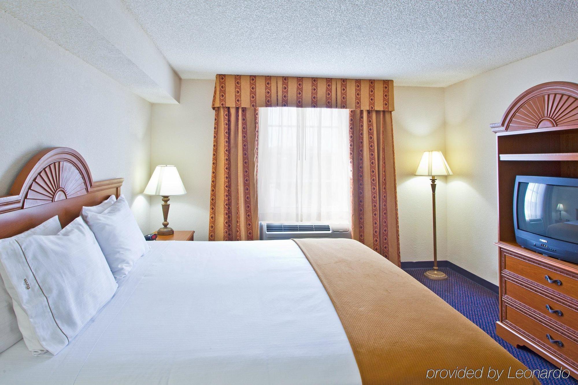 Holiday Inn Express Hotel & Suites Bonita Springs/Naples By Ihg Room photo